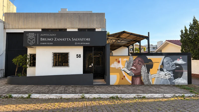 Fachada do escritório de Bruno Zanatta Salvatori, com a entrada e o mural ao lado.