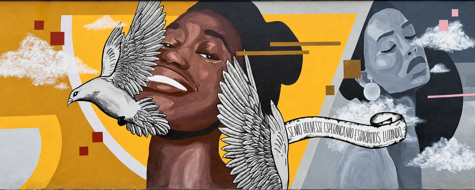 Mural ao lado do escritório: à esquerda, uma mulher negra sorri entre pombas brancas; à direita, ela aparece em sofrimento, em tons de cinza.
